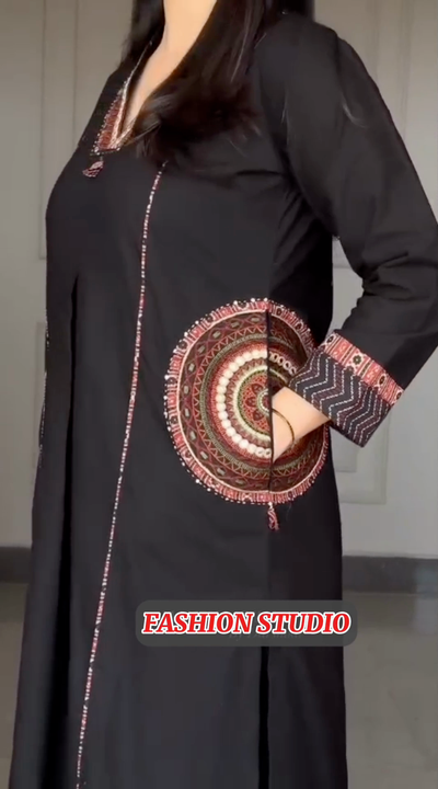 Black Lawn 3-Piece printed Suit with Monar Dupatta & printed Pockets