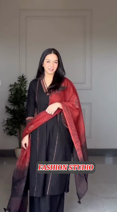 Black Lawn 3-Piece printed Suit with Monar Dupatta & printed Pockets